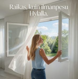 Nainen nauttimassa raikkaasta ilmasta avoimen ikkunan ääressä – HYLA ilmanpesu.